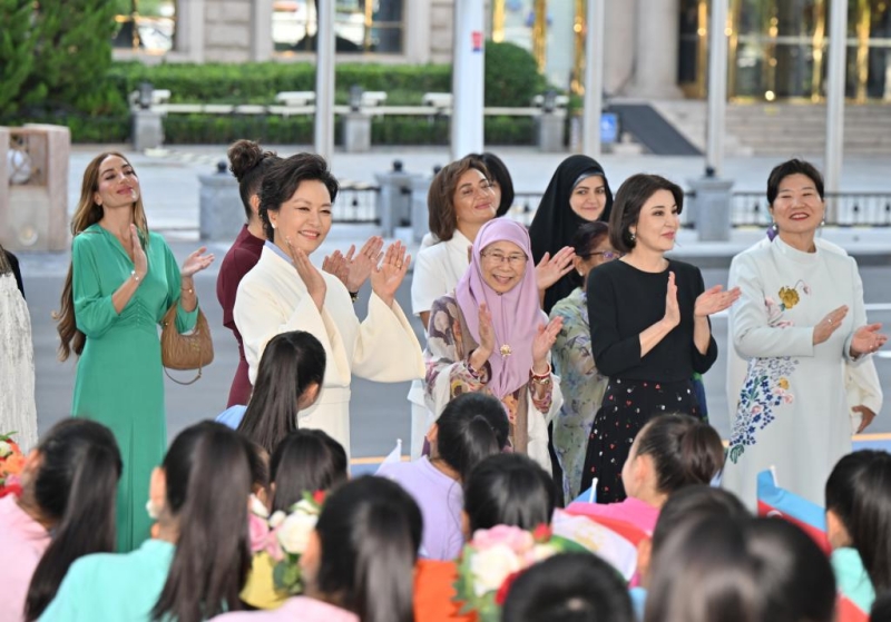 Peng Liyuan invite les épouses des dirigeants étrangers participant au sommet de l'OCS à faire une croisière à Tianjin