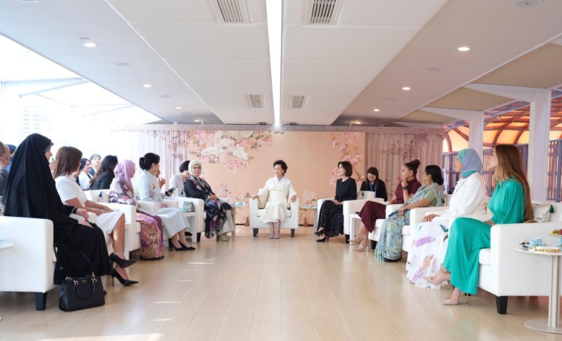 Peng Liyuan invite les épouses des dirigeants étrangers participant au sommet de l'OCS à faire une croisière à Tianjin