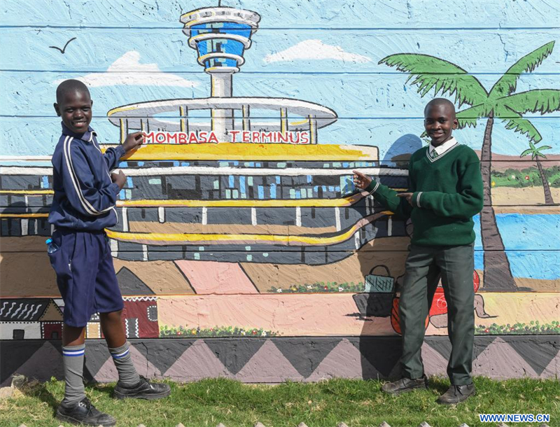 Kenya : des peintures murales sur l'histoire du chemin de fer SGR construit par la Chine