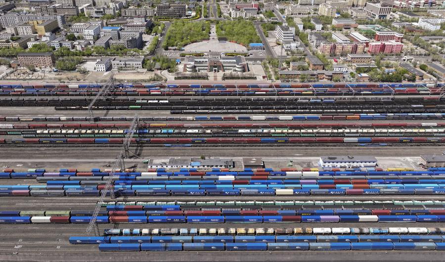 Photo prise par un drone le 25 mai 2024 montrant des trains de marchandises attendant leur départ au col d'Alataw, dans la région autonome ou?goure du Xinjiang, dans le nord-ouest de la Chine. (Photo : Yu Hui)
