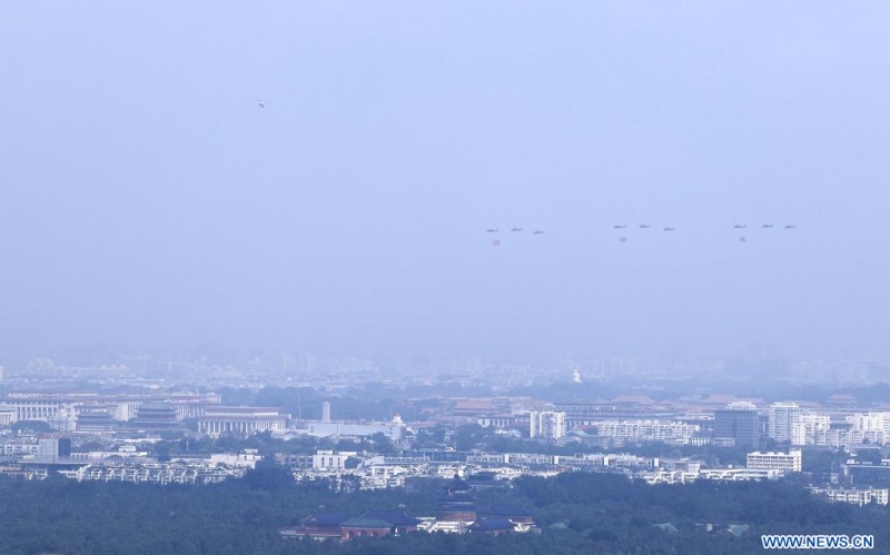 Chine : le défilé de la Journée de la Victoire commence par le passage au-dessus de la place Tian'anmen d'un échelon aérien porte-drapeaux
