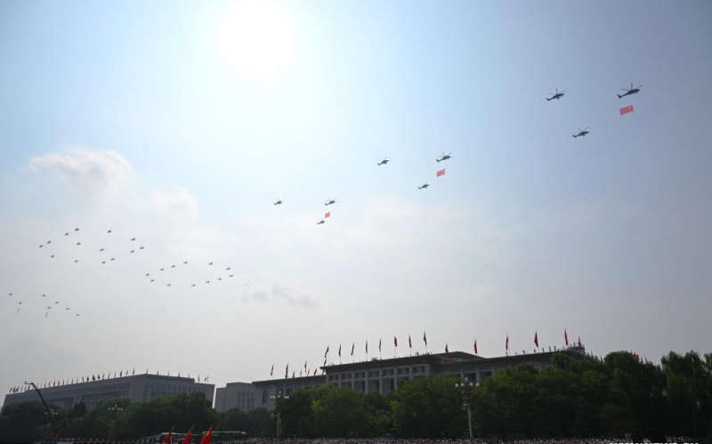 Chine : le défilé de la Journée de la Victoire commence par le passage au-dessus de la place Tian'anmen d'un échelon aérien porte-drapeaux
