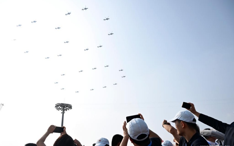 Chine : le défilé de la Journée de la Victoire commence par le passage au-dessus de la place Tian'anmen d'un échelon aérien porte-drapeaux