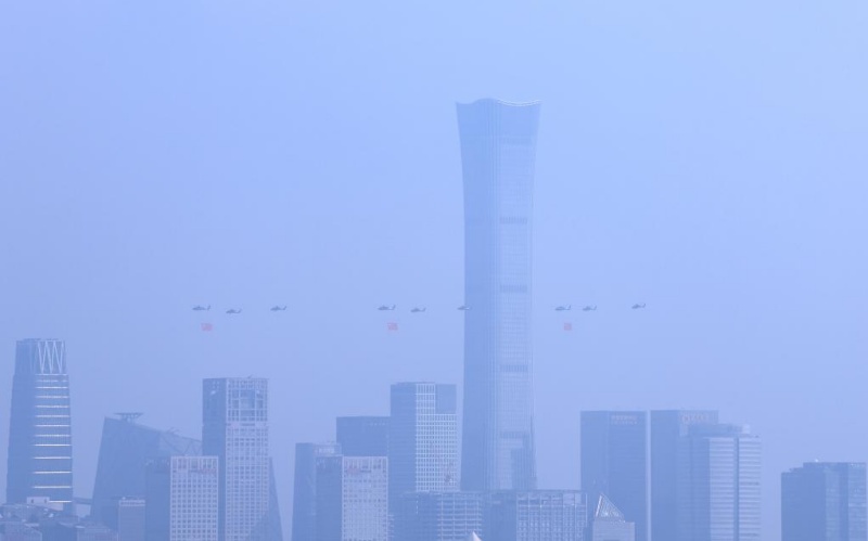 Chine : le défilé de la Journée de la Victoire commence par le passage au-dessus de la place Tian'anmen d'un échelon aérien porte-drapeaux