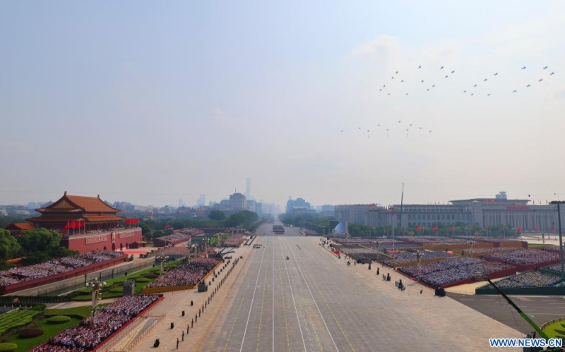 Chine : le défilé de la Journée de la Victoire commence par le passage au-dessus de la place Tian'anmen d'un échelon aérien porte-drapeaux