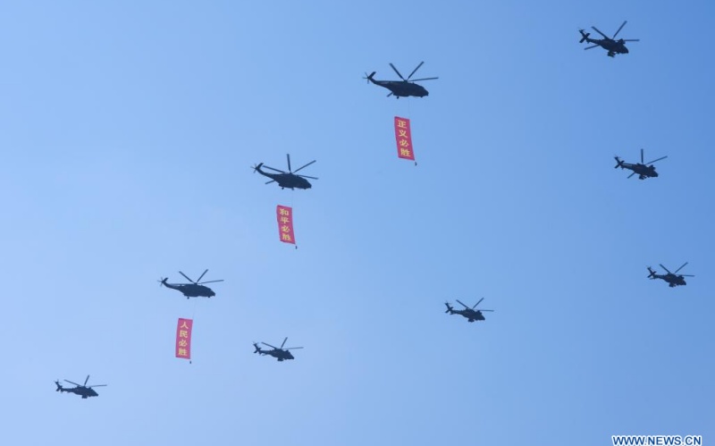 Chine : le défilé de la Journée de la Victoire commence par le passage au-dessus de la place Tian'anmen d'un échelon aérien porte-drapeaux