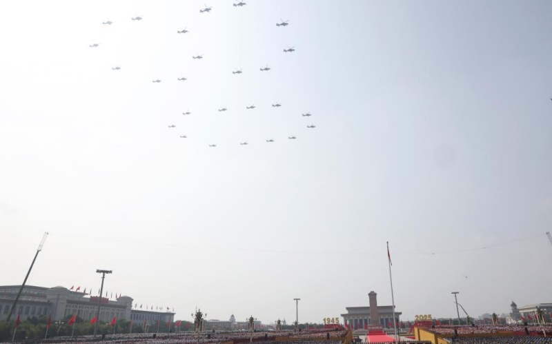 Chine : le défilé de la Journée de la Victoire commence par le passage au-dessus de la place Tian'anmen d'un échelon aérien porte-drapeaux