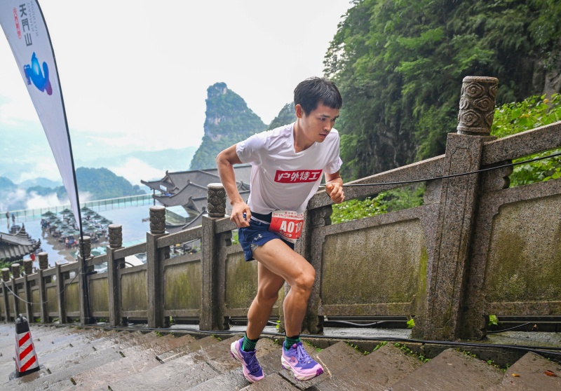 Hunan : les coureurs de trail prennent tous les risques sur un terrain périlleux à Zhangjiajie