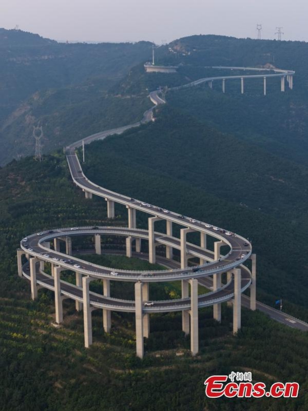 Shanxi : un aper?u du spectaculaire pont routier à 3 étages du mont Tianlong à Taiyuan