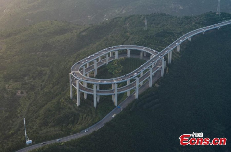 Shanxi?: un aper?u du spectaculaire pont routier à 3 étages du mont Tianlong à Taiyuan