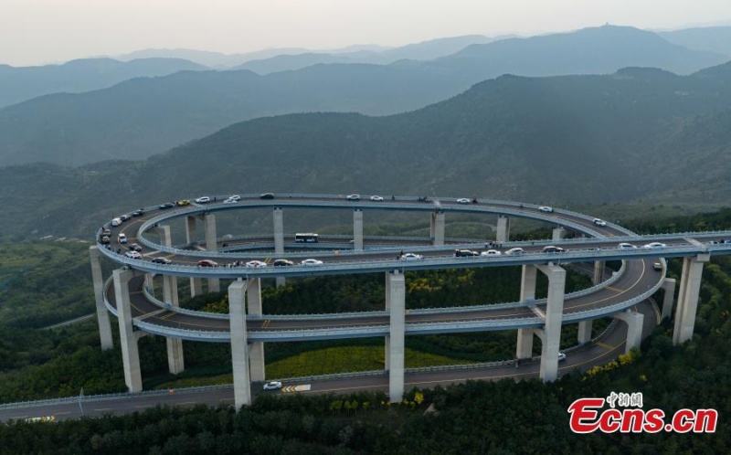 Shanxi?: un aper?u du spectaculaire pont routier à 3 étages du mont Tianlong à Taiyuan