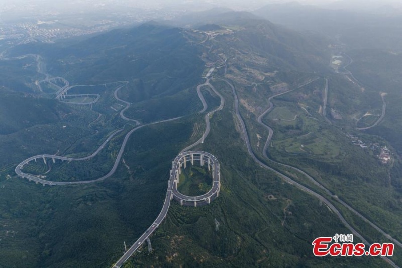 Shanxi?: un aper?u du spectaculaire pont routier à 3 étages du mont Tianlong à Taiyuan