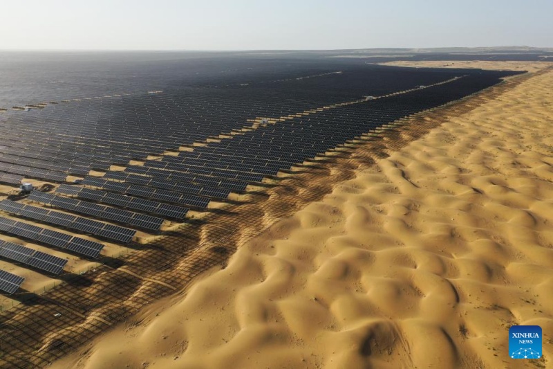 Mongolie intérieure?: les projets photovolta?ques stimulent la réadaptation écologique et la croissance économique locales dans le désert de Kubuqi