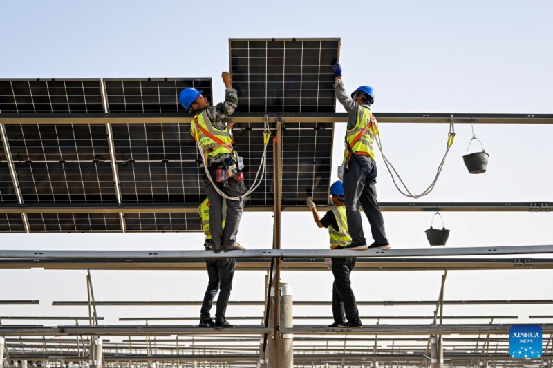 Mongolie intérieure?: les projets photovolta?ques stimulent la réadaptation écologique et la croissance économique locales dans le désert de Kubuqi