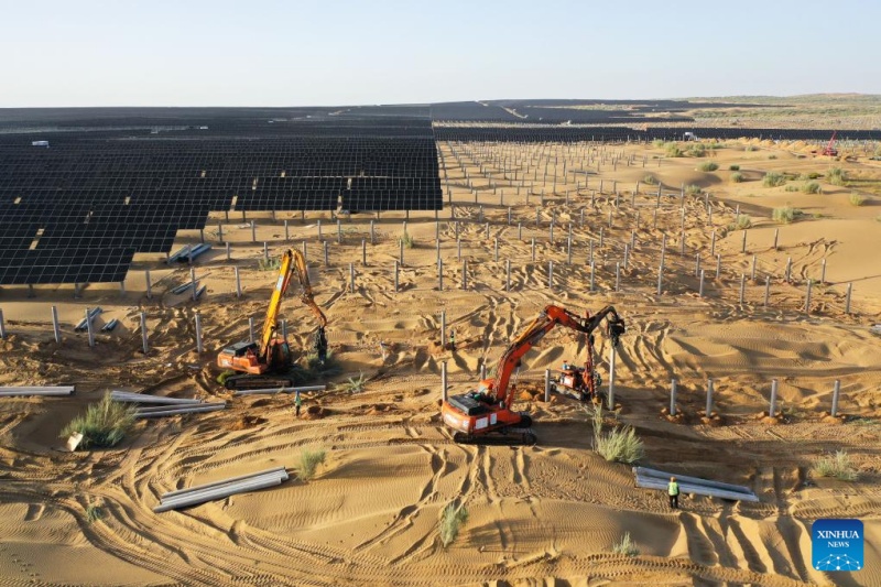 Mongolie intérieure?: les projets photovolta?ques stimulent la réadaptation écologique et la croissance économique locales dans le désert de Kubuqi