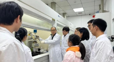 Hubei : un enseignant chinois de Wuhan utilise des pailles en plastique pour restaurer les terres alcalines et salines