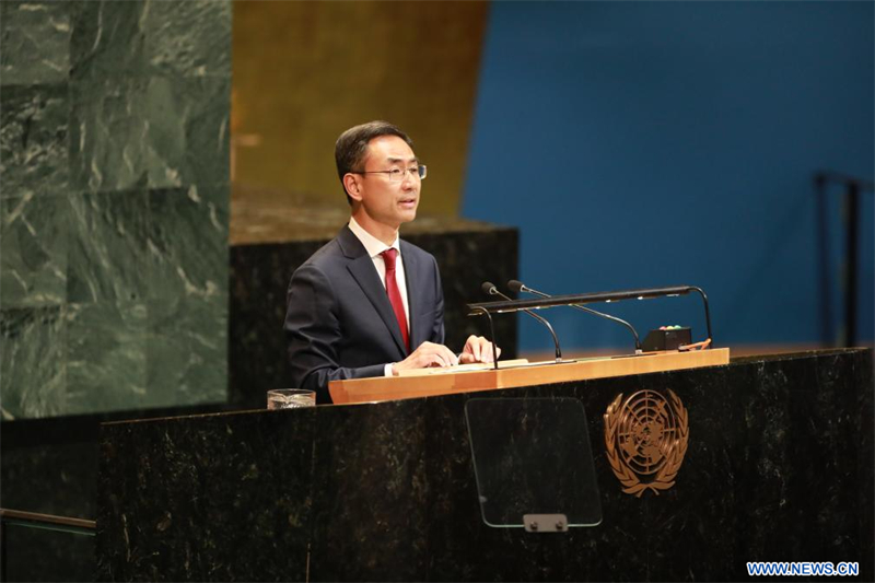 Geng Shuang, chargé d'affaires de la Mission permanente de Chine auprès de l'Organisation des Nations unies (ONU), présente le projet de résolution lors de l'Assemblée générale au siège de l'ONU à New York, aux Etats-Unis, le 5 septembre 2025. (Xinhua/Xie E)
