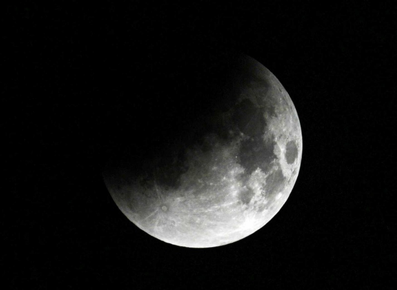 Hubei : une éclipse lunaire totale illumine le ciel de Wuhan