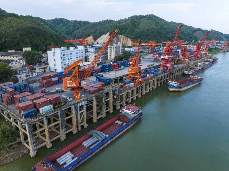 Guangxi : les opérations battent leur plein dans le port fluvial de Wuzhou