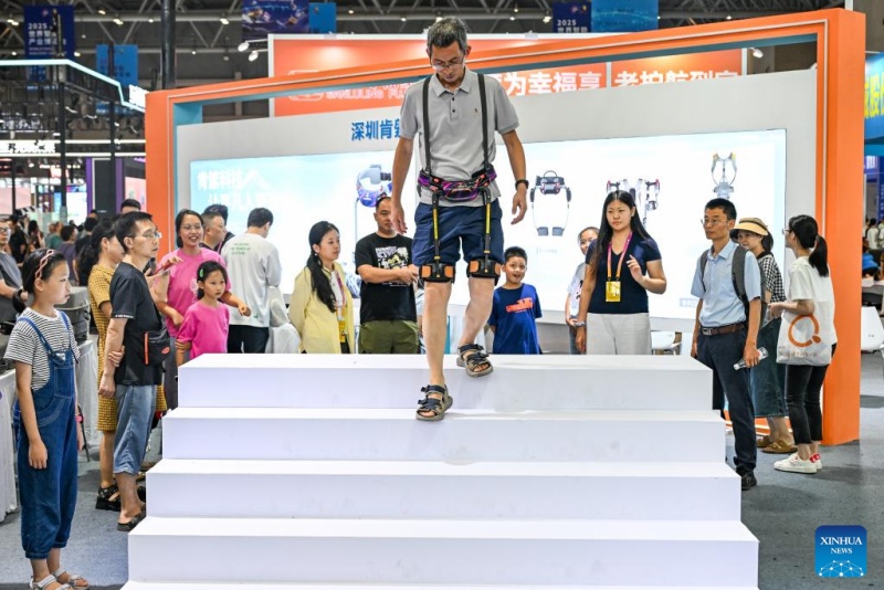 Un visiteur essaie un robot à exosquelette lors de l'Exposition mondiale de l'industrie intelligente (World Smart Industry Expo) 2025 dans la municipalité de Chongqing (sud-ouest de la Chine), le 7 septembre 2025.