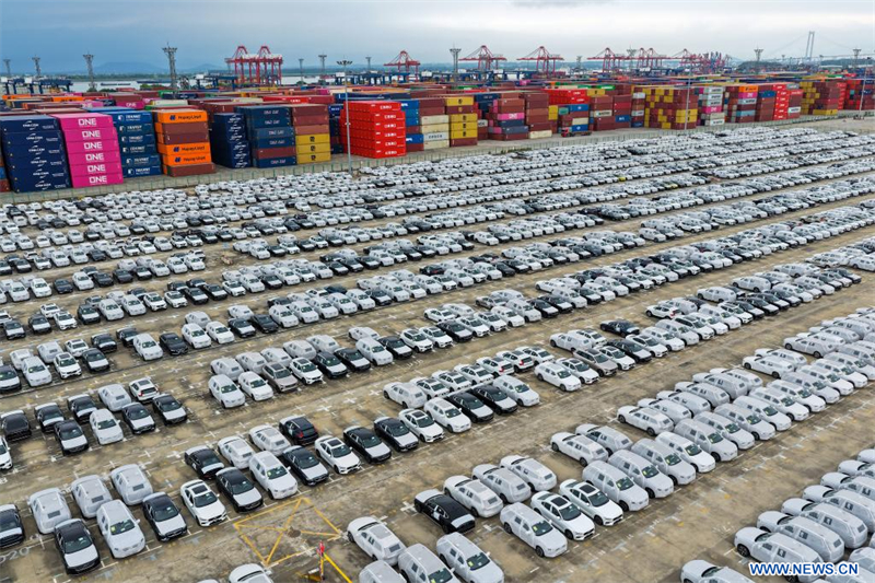 Photo prise par un drone montrant des véhicules à énergie nouvelle en attente de chargement sur un cargo dans un terminal de fret à Nanjing, dans la province chinoise du Jiangsu (est), le 7 septembre 2025. (Photo : Yang Suping)