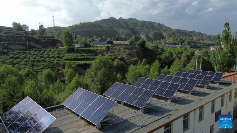 Qinghai?: comment les panneaux solaires éclairent le chemin de la revitalisation rurale sur le plateau Qinghai-Tibet