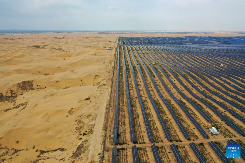 Photo aérienne prise par un drone le 10 septembre 2025 montrant la base photovolta?que de la Bannière de Dalad dans le désert de Kubuqi, dans la région autonome de Mongolie intérieure (nord de la Chine). (Li Zhipeng/Xinhua)