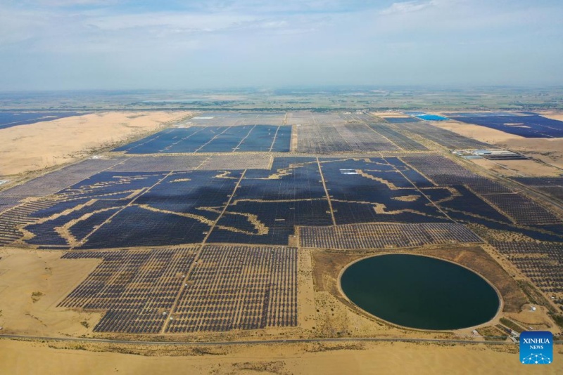 Mongolie intérieure?: la base photovolta?que de la Bannière de Dalad participe au développement des énergies nouvelles