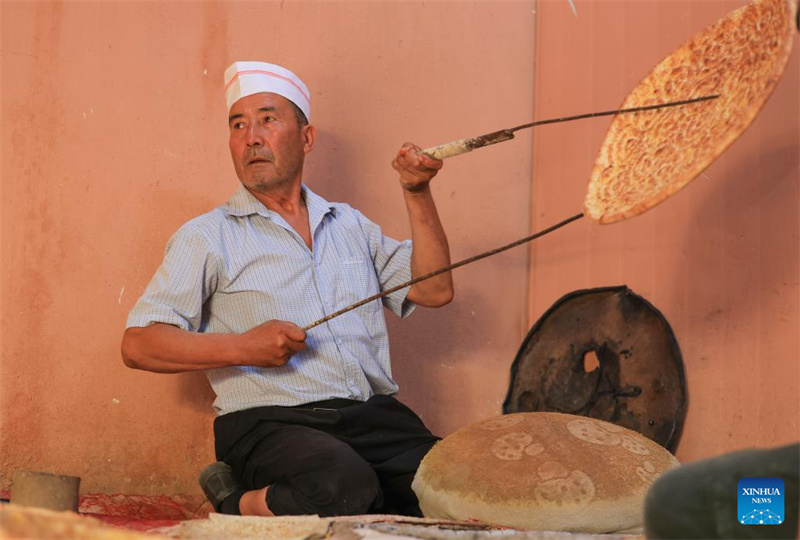 Xinjiang?: les techniques traditionnelles de fabrication du naan transmises et développées à Kuqa
