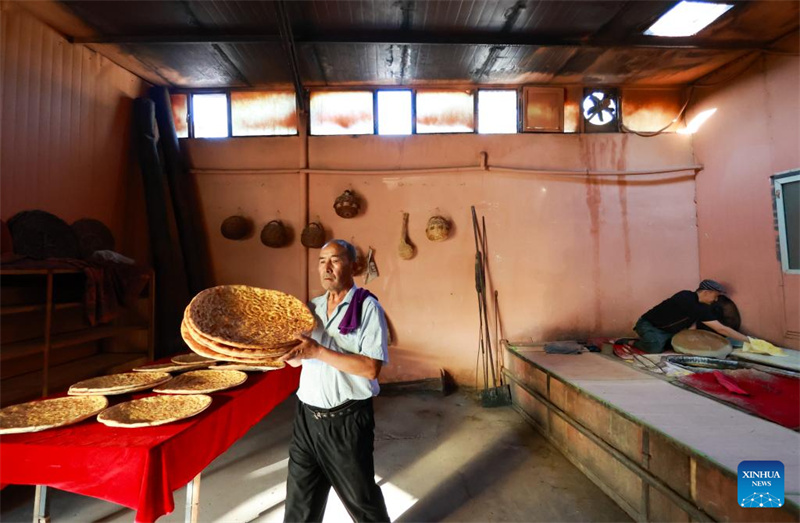 Xinjiang?: les techniques traditionnelles de fabrication du naan transmises et développées à Kuqa