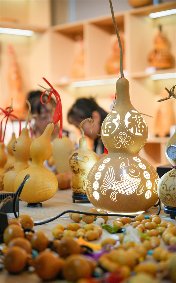 Xinjiang : les amateurs de culture traditionnelle font l'expérience d'échanges d'artisanat au Musée d'Emin