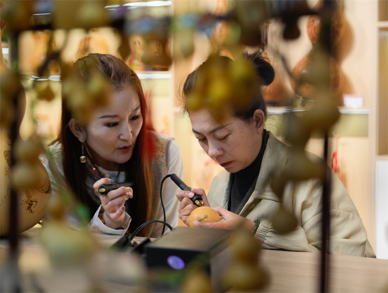 Xinjiang : les amateurs de culture traditionnelle font l'expérience d'échanges d'artisanat au Musée d'Emin
