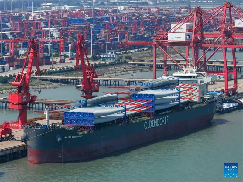 Photo prise par un drone le 16 septembre 2025 montrant un navire accostant dans le port de Taicang, dans la province du Jiangsu (est de la Chine). (Photo/Xinhua) 