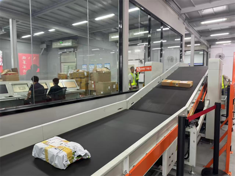 Guangdong?: au Centre de supervision logistique du commerce transfrontalier de Shenzhen, un ??p?le intelligent?? assure un dédouanement efficace