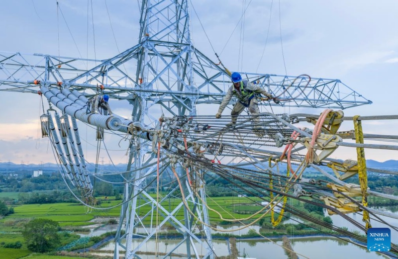 La section de l'Anhui du Projet de transfert d'électricité à ultra-haute tension Gansu-Zhejiang entre dans la phase de tirage des conducteurs