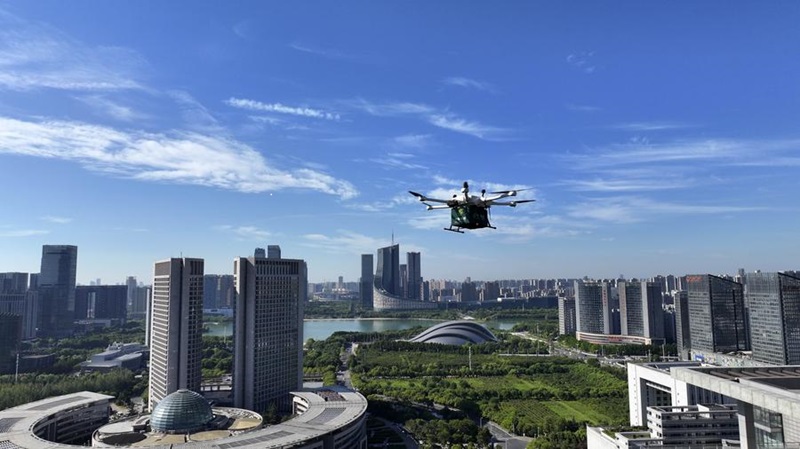 Photo aérienne prise le 20 ao?t 2025 montrant un drone qui livre un colis au-dessus de l'arrondissement de Shushan, dans la ville de Hefei de la province de l'Anhui, dans l'est de la Chine. (Photo : Huang Bohan)