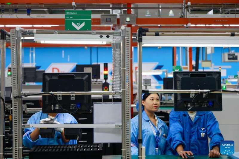 Des membres du personnel travaillent dans un atelier d'une entreprise électronique dans la zone de haute technologie de Wuxi, dans la province du Jiangsu (est de la Chine), le 15 septembre 2025. (Liu Jiaqi/Xinhua)