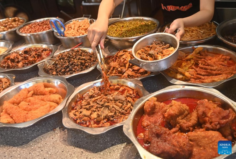 Guangxi?: les Luosifen, une spécialité de rue de Liuzhou qui dynamise la vitalité industrielle régionale