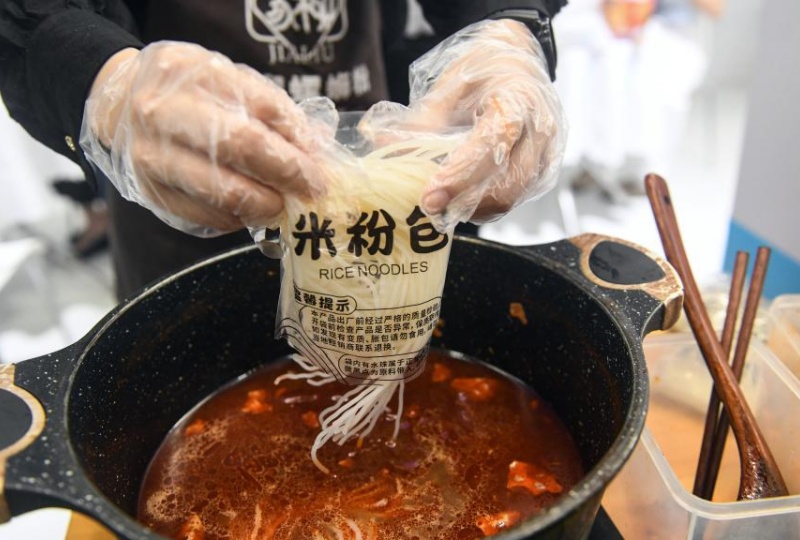 Guangxi?: les Luosifen, une spécialité de rue de Liuzhou qui dynamise la vitalité industrielle régionale