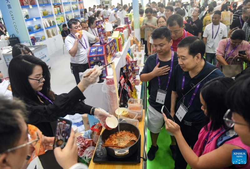 Des visiteurs attendent de déguster des Luosifen sur un stand de la 22e Exposition Chine-ASEAN à Nanning, capitale de la région autonome Zhuang du Guangxi (sud de la Chine), le 17 septembre 2025. (Zhang Ailin/Xinhua)