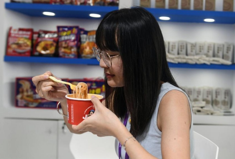 Guangxi?: les Luosifen, une spécialité de rue de Liuzhou qui dynamise la vitalité industrielle régionale