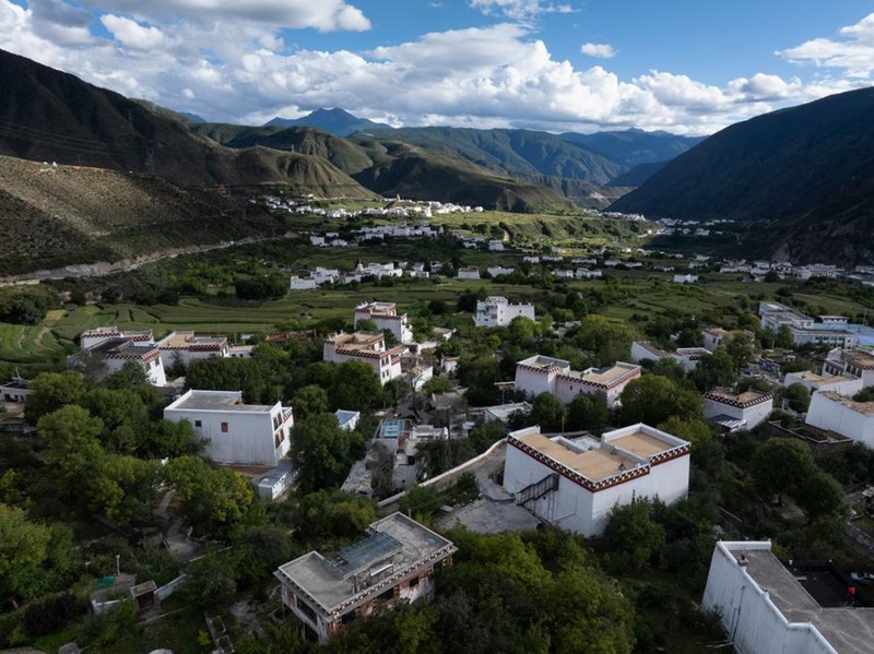 Chine : une semaine culturelle consacrée au blanchiment des maisons à Ganzi
