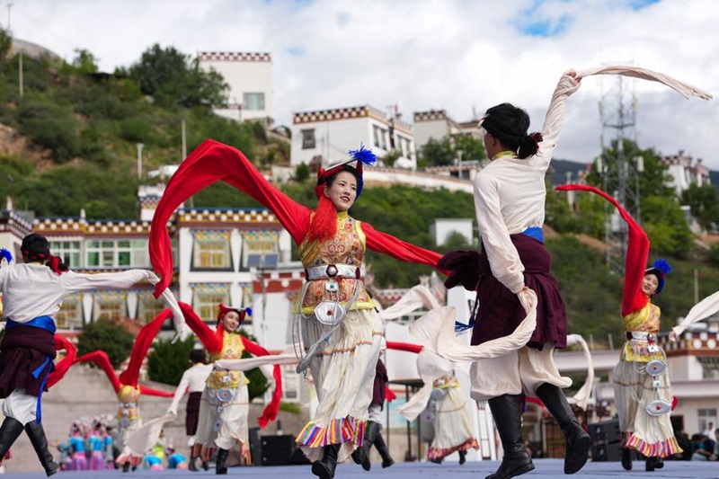 Chine : une semaine culturelle consacrée au blanchiment des maisons à Ganzi