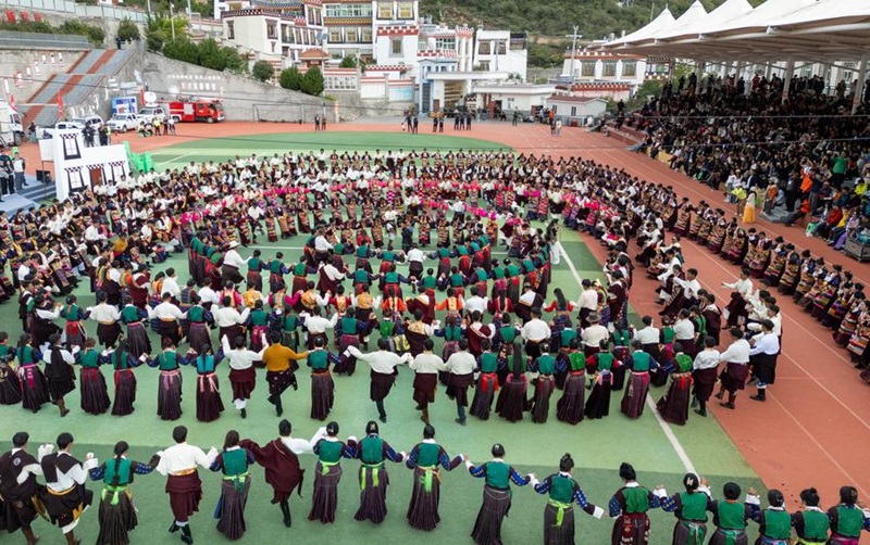 Chine : une semaine culturelle consacrée au blanchiment des maisons à Ganzi