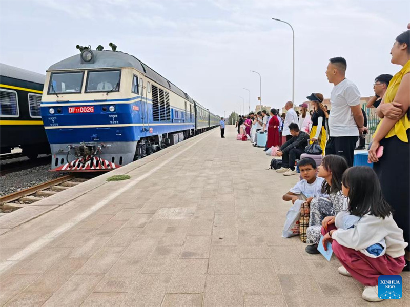 Xinjiang : la gare d'Akto, la plus à l'ouest de la Chine, relie l'arrière-pays au vaste monde