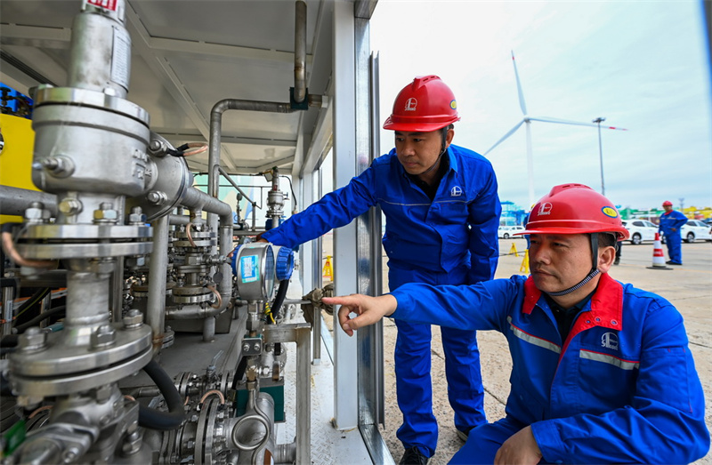 Le port de Tianjin procède pour la première fois au ravitaillement d'un navire roulier basé sur le méthanol vert