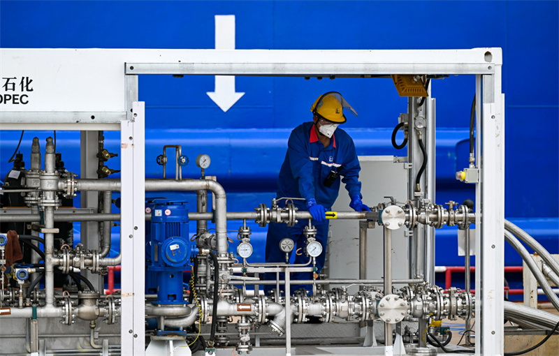 Le port de Tianjin procède pour la première fois au ravitaillement d'un navire roulier basé sur le méthanol vert