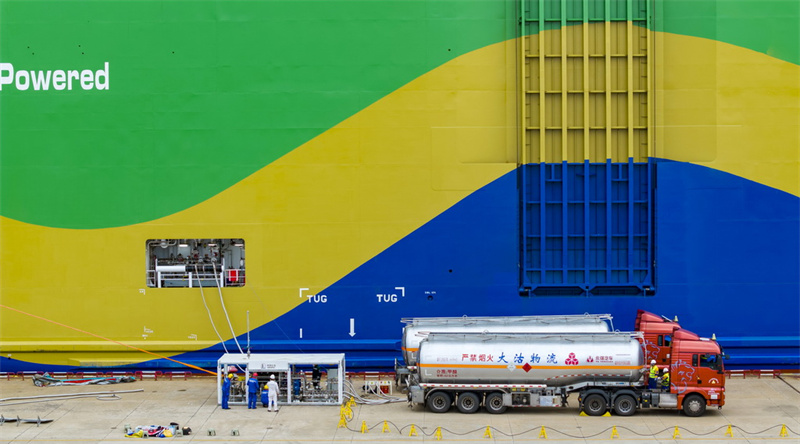 Le port de Tianjin procède pour la première fois au ravitaillement d'un navire roulier basé sur le méthanol vert