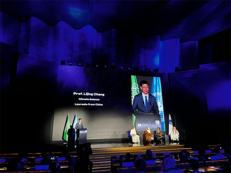 Le scientifique chinois Cheng Lijing prononce un discours lors de la cérémonie de remise du Prix international Al Fozan le 19 septembre, à Paris. (Luo Yu / Xinhua)