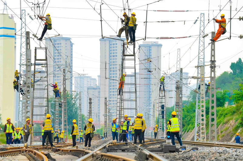 Des ouvriers effectuent des travaux de rénovation sur le système de cables de contact le long du chemin de fer Lanzhou-Lianyungang à la gare de Wolongsi à Baoji, dans la province du Shaanxi (nord-ouest de la Chine), le 10 septembre 2025. (Photo / Liu Yijiang)